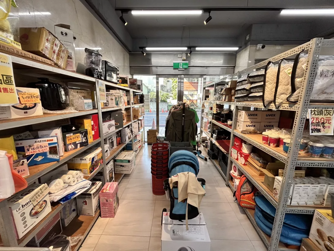 幸福小舖宛如家扶版好市多(好事多),陳列整齊明瞭,貨品豐富精采,歡迎大家來支持。(南台中家扶提供) 02