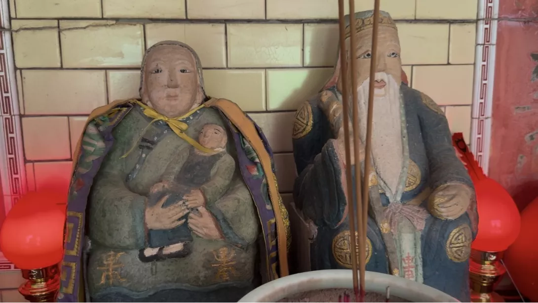 抱孩子土地公婆