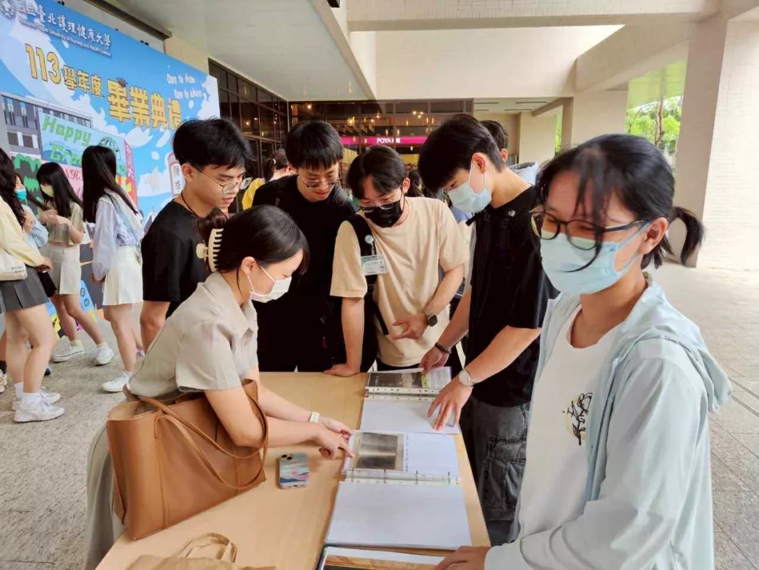 活動在全面性認識公共藝術的起源、設置條件與設置環境的意義。(圖片提供∕梁昭玉老師)