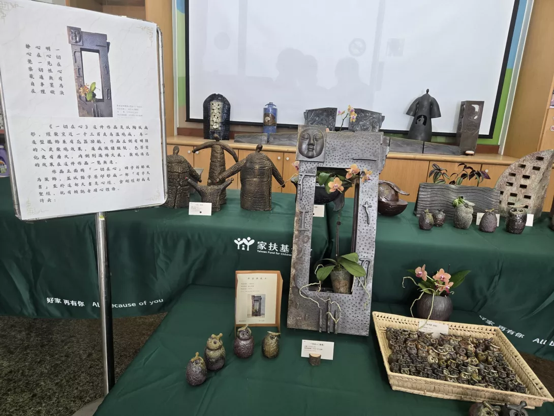 照片說明5:「從陶土到夢想」何應朋老師陶藝助學特展,全數展品皆為何應朋花畢生心血親手製作