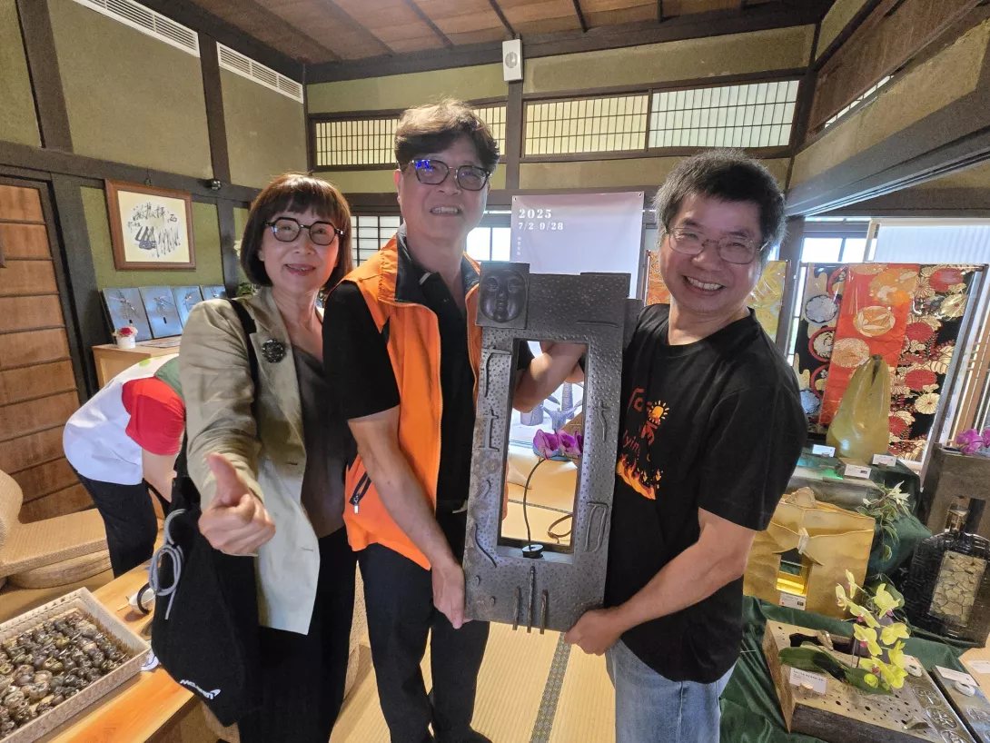 照片3-唯一的一件競價捐款藝術品「一切在心」由漢將實業有限公司董事長蘇啓瑞(左2),現任佳里扶輪社第41屆社長以十萬元得標