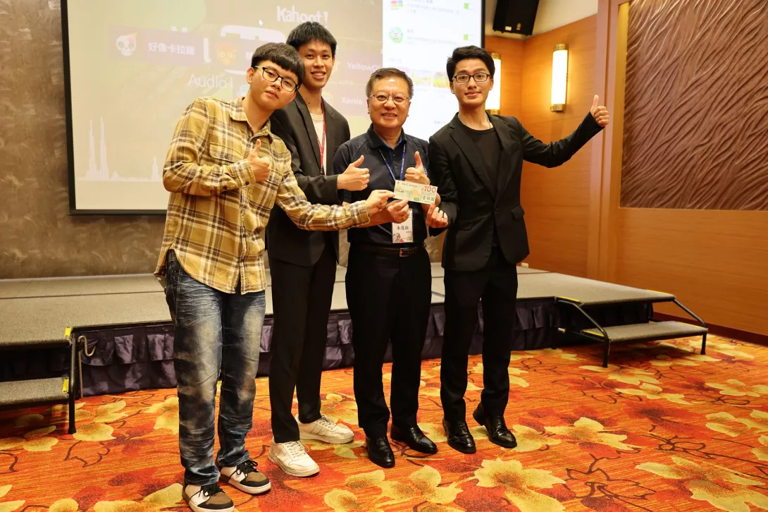 菁英班楊又霖(左一)、劉毅安(左二)及呂宗恩(右一)等3位學生設計精彩的線上互動遊戲,朱復銓董事長(右二)熱烈參與,趣味橋段將餐會氣氛帶至最高潮。