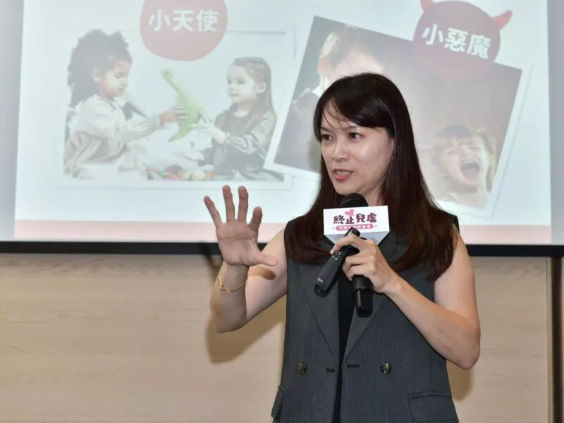 親子專家建議家長要跟孩子有好的溝通及樹立榜樣