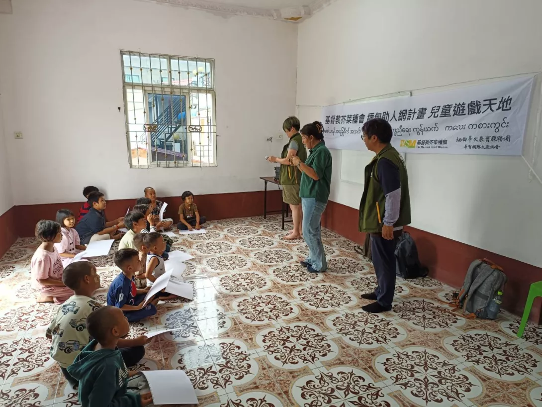 透過兒童遊戲天地,幫助地震受創的孩子修復心靈4-1。(芥菜種會提供)