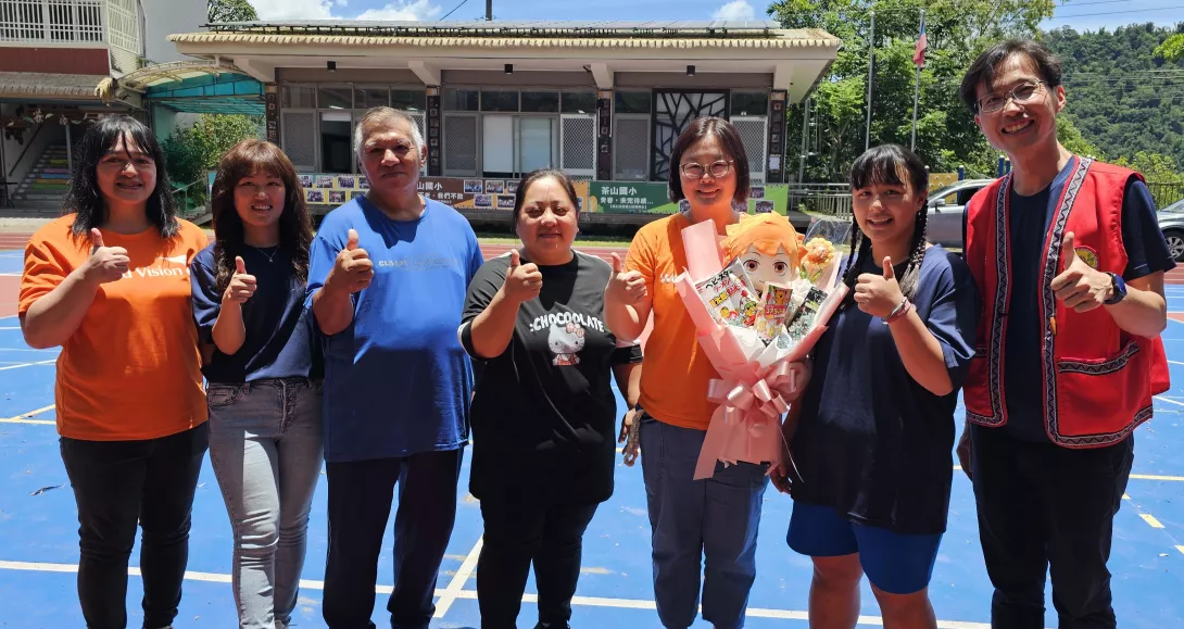 陪伴總統教育獎得主麗晴的重要支持者,姑姑姑丈、學校師長及台灣世界展望會 (5)