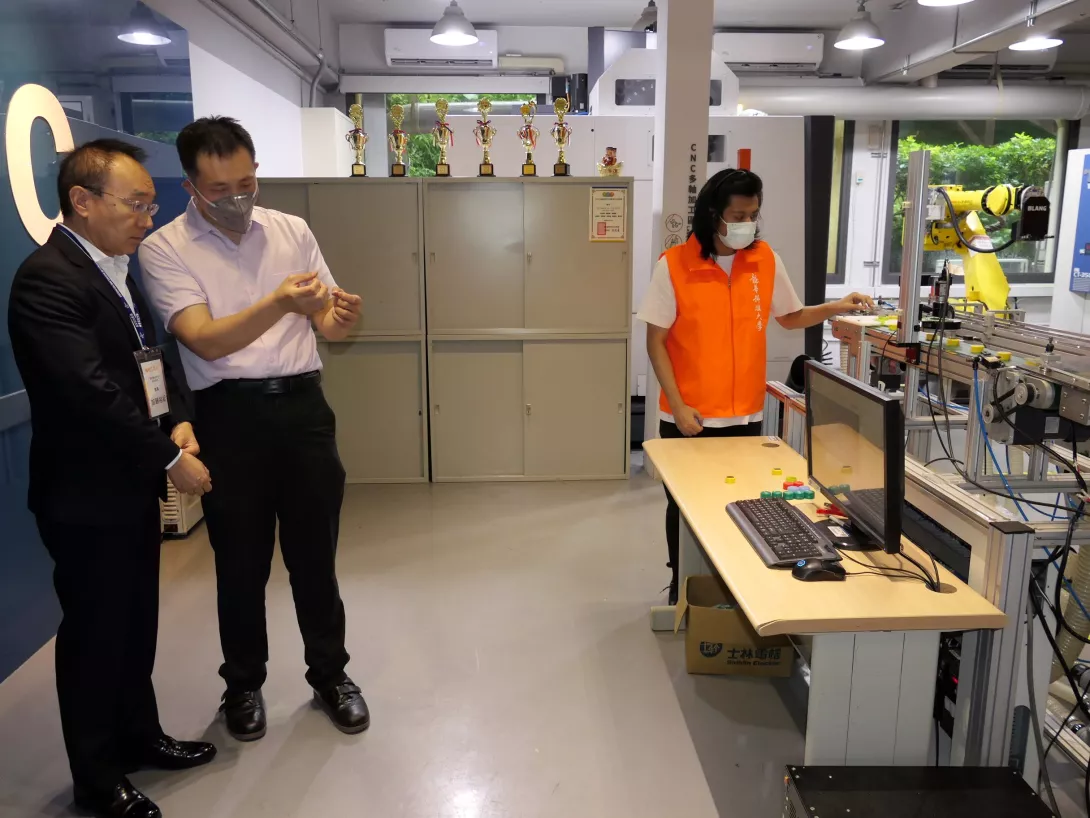 龍華科大獲川崎重工捐贈機械手臂 強化智慧製造與實作能力-4
