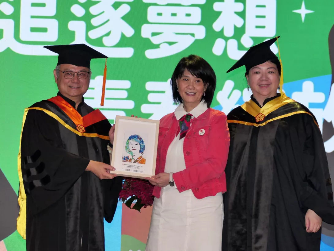 龍華科大畢典溫馨登場 趨勢科技執行長陳怡樺勉學子善用AI發揮所學-1