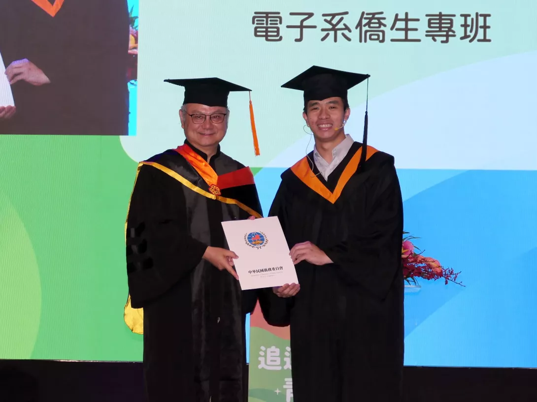 龍華科大畢典溫馨登場 趨勢科技執行長陳怡樺勉學子善用AI發揮所學-3