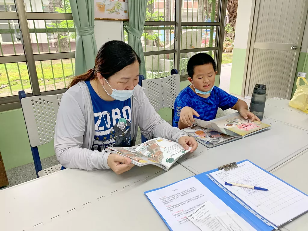 02--由學校閱讀推動教師蕭慎引領家長與孩子們一同體驗「身教式持續安靜閱讀」(MSSR)的