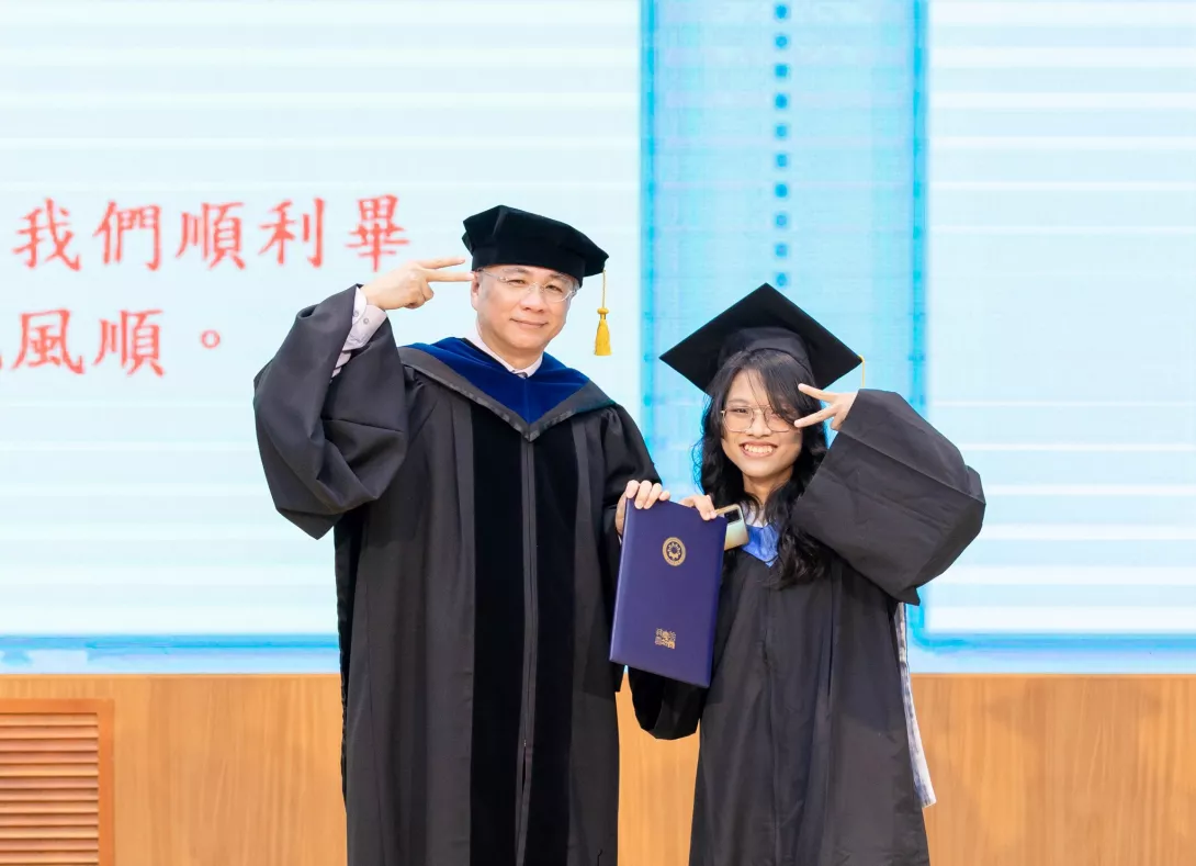 校長鄭道明(左)與正冠代表合影,擺出可愛姿勢,驚喜程度破表。