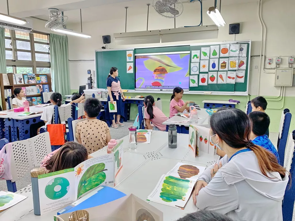 03--英語教師李依禪以生動活潑的方式,帶領親子共讀英語繪本《The Very Hungry Caterpillar》。
