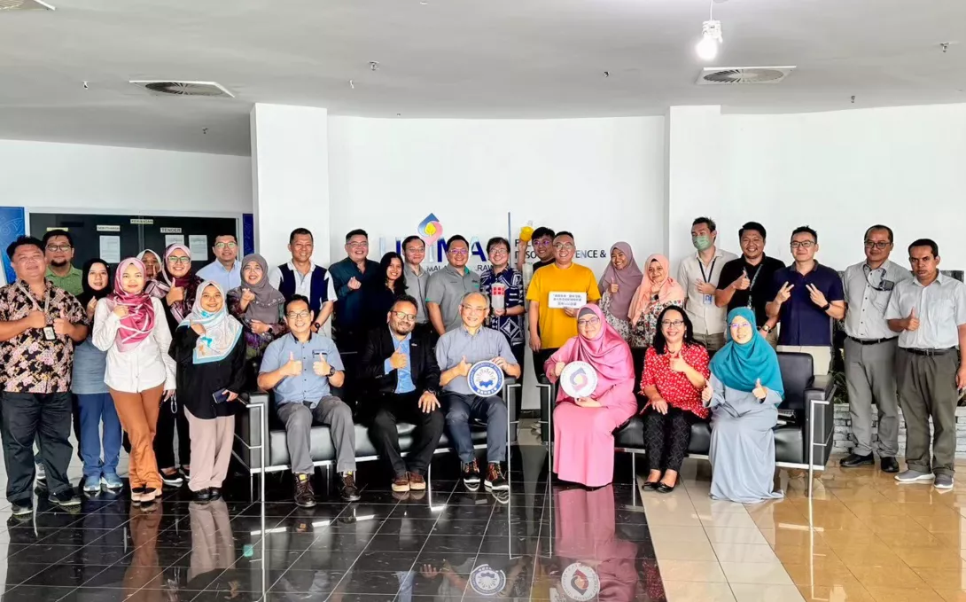 應用化學系USR團隊聚焦農業安全,與馬來西亞砂拉越大學 (UNIMAS)針對性費洛蒙防治技術及農業廢棄物再利用研究展開國際USR交流合作。