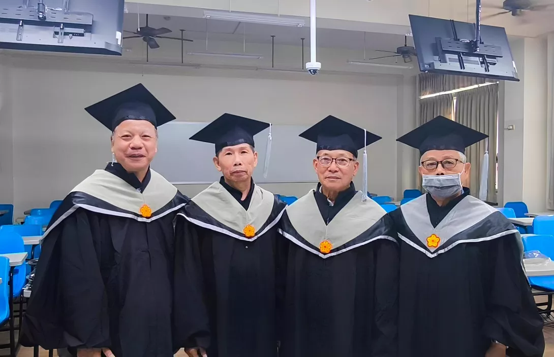 4位超過70歲的銀髮產業管理系畢業生取得正式學位,分享心路歷程令人動容。