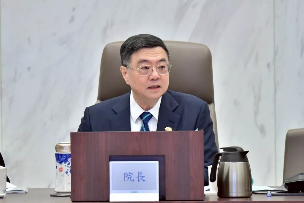 首頁 / 政治 加強禁絕電子煙 卓榮泰:修法擬增沒入銷毀物品規範 2025/6/12 20:57(6/12 21:21 更新) 為加強禁絕電子煙,行政院長卓榮泰12日主持毒品防制會報會議時指出,將加速審議「菸害防制法」部分條文修正草案,針對製造、輸入、販賣、展示、供應及使用類菸品(包括電子煙)或其組合元件,增訂沒入銷毀其物品的規定。(行政院提供)