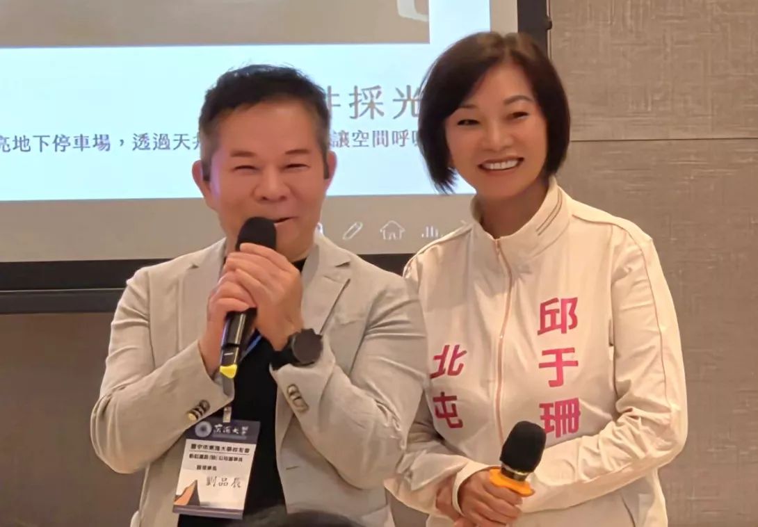 臺中市東海大學校友會理事長邱于珊(右)說,劉品辰(左)學長證明,成功是將火種傳遞給更多人。