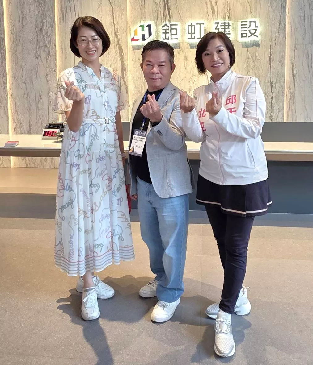 臺中市東海大學校友會理事長邱于珊(右)和臺中市議員邱愛珊(左)與鉅虹建設董事長劉品辰於會場合影。