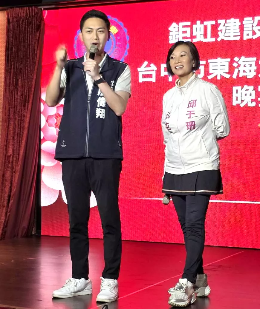 臺中市東海大學校友會至鉅虹參訪,立法委員廖偉翔(左)於晚宴時祝賀活動完滿成功,理事長邱于珊(右)陪同在側。