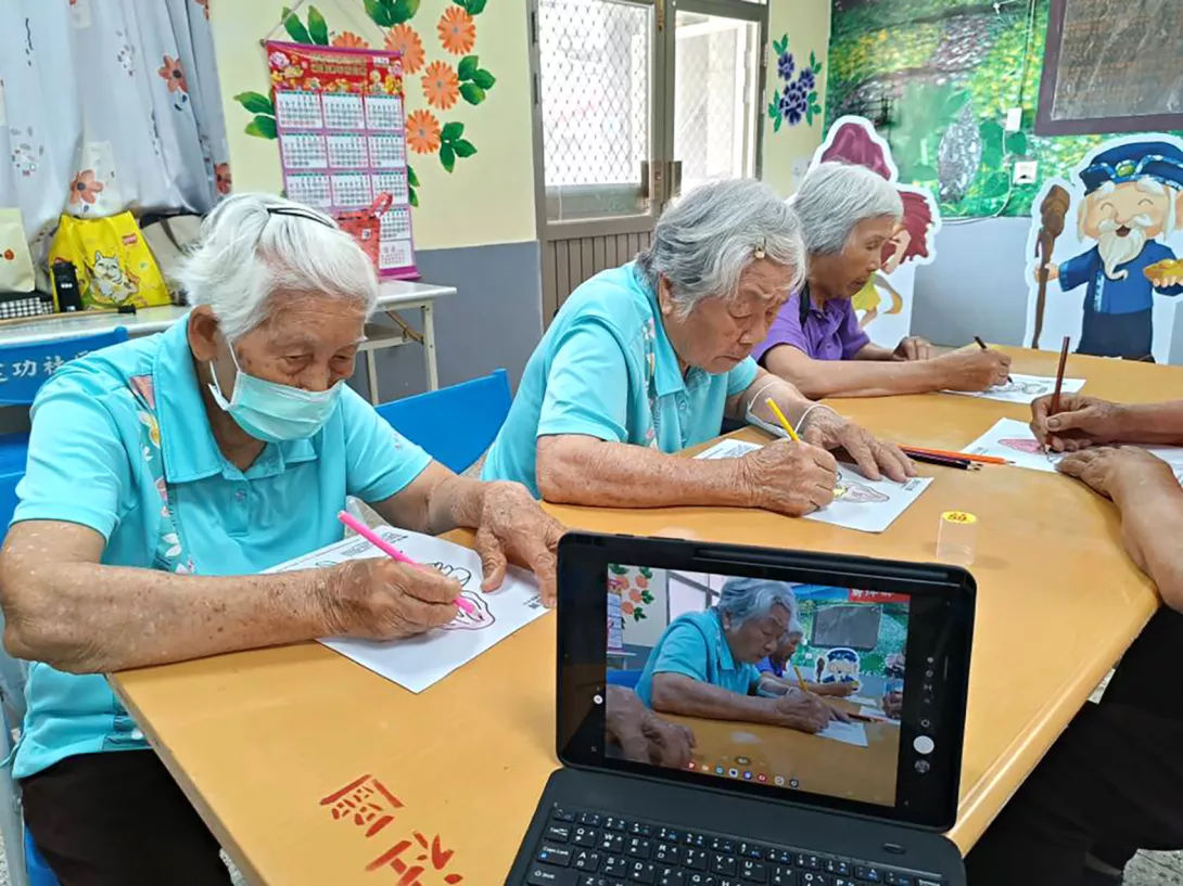 一筆一畫,社區民眾用心為「客庄五寶」著上繽紛色彩