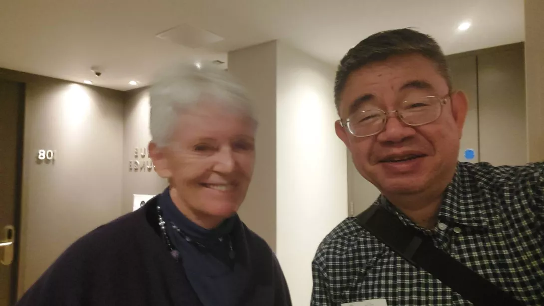 郭斐然醫師群組分享,辦理大會報到入住旅館, 巧遇 Judith Mackay 麥龍詩迪,WHO前菸草控制顧問和菸草版圖主筆、現為國際反煙組織STOP領導人之一,曾獲WHO頒發控煙貢獻獎