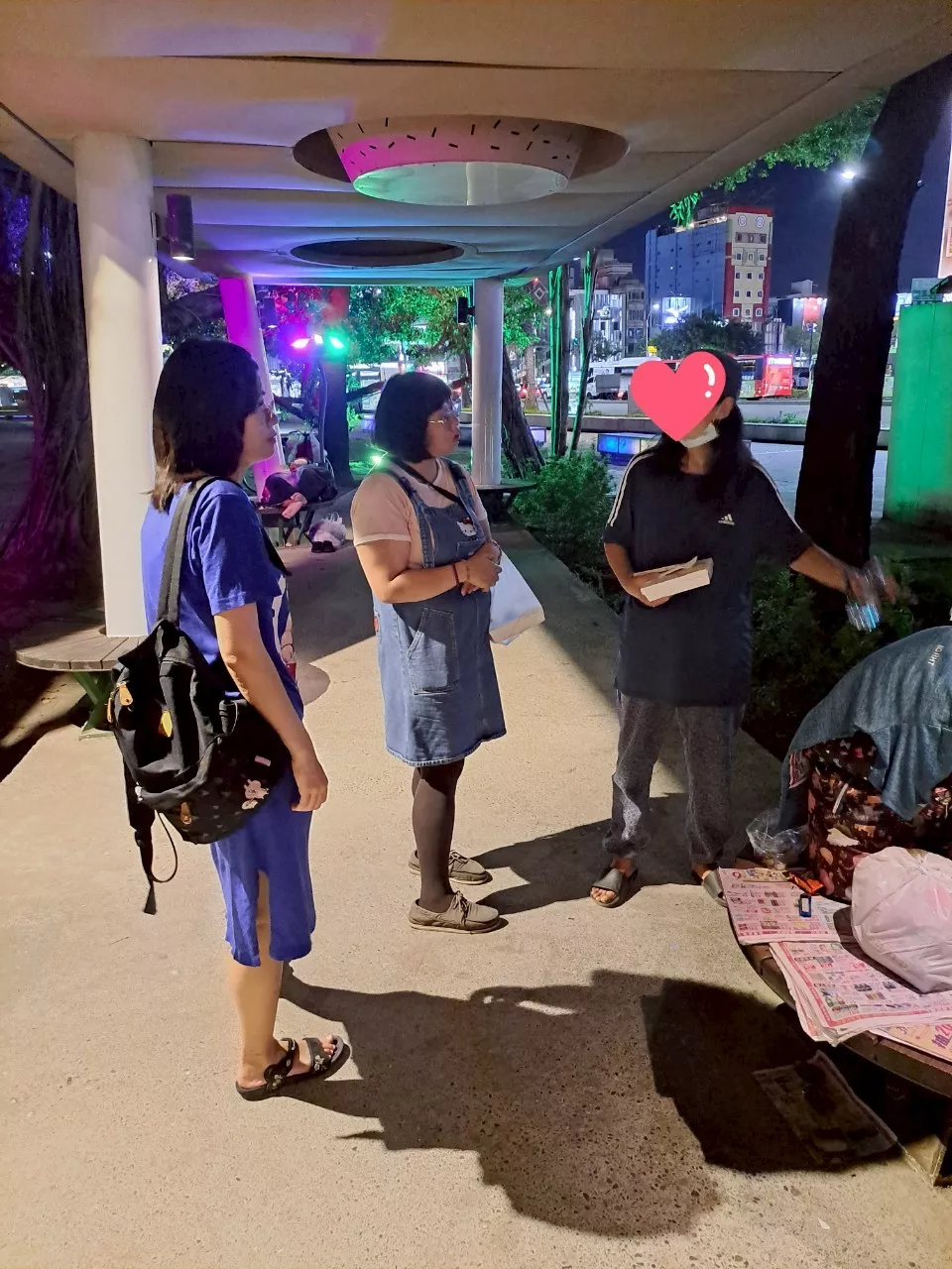 LINE_ALBUM_街友送餐-中央公園點4_250613_2