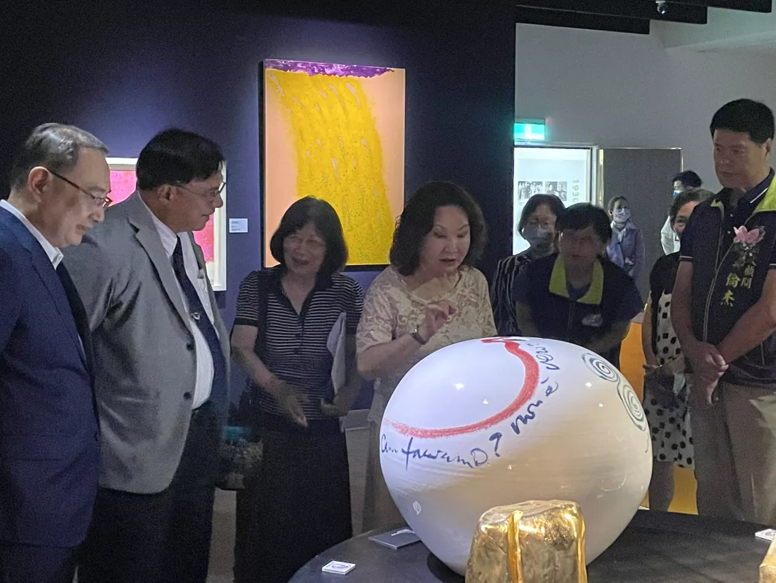 基金會吳董事長為大家介紹蕭勤作品2