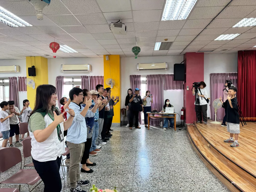 南投家扶課輔班的學童們在活動開場時,帶來耳熟能詳的健康操表演,活力十足_1