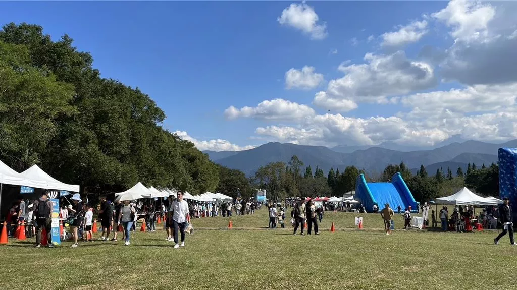 國立暨南國際大學擁有三塊逾萬坪的廣闊草皮,已成功舉辦多家大型廠商的企業家庭日。