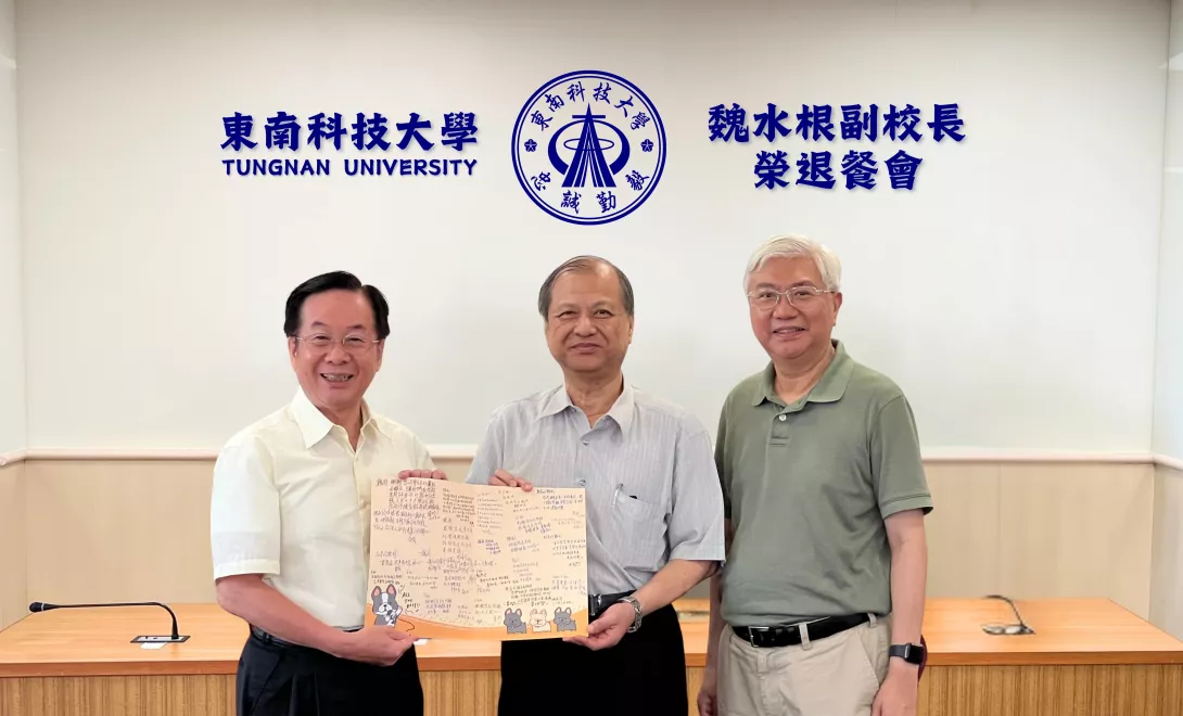圖三:林守義常務董事(右)、李清吟校長(左)代表全校教職員,致贈親筆祝福賀卡予_0