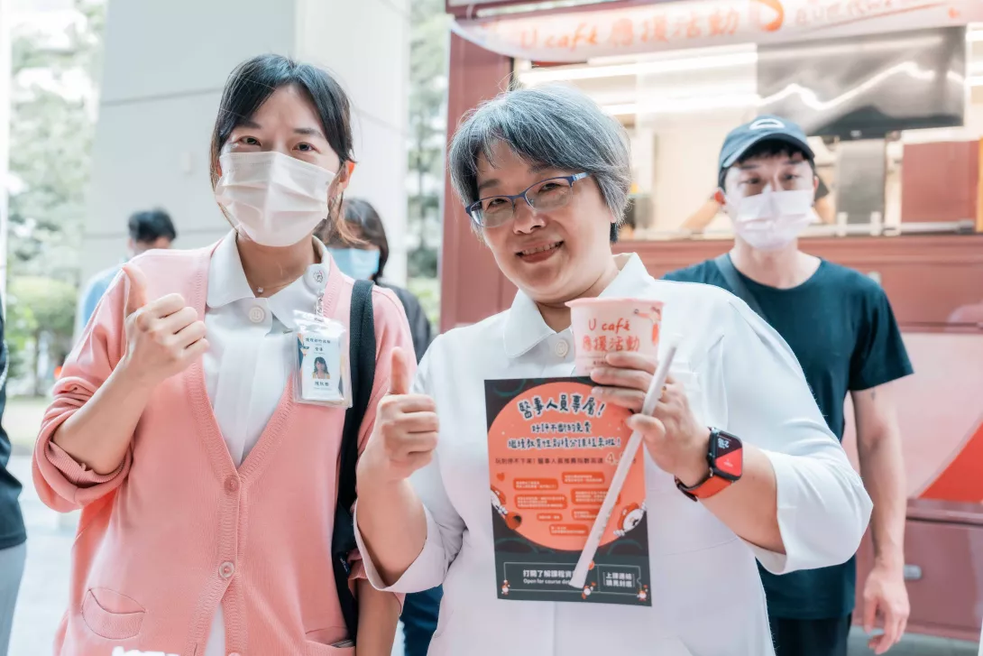 圖二、U Café醫護應援咖啡車為辛苦的醫護人員加油打氣,送上暖心咖啡。