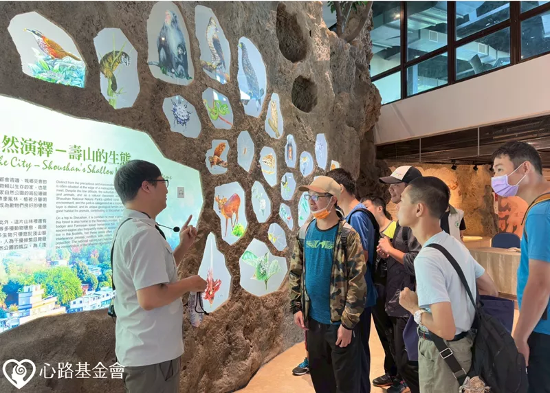 障礙者在壽山國家自然公園專注聆聽介紹