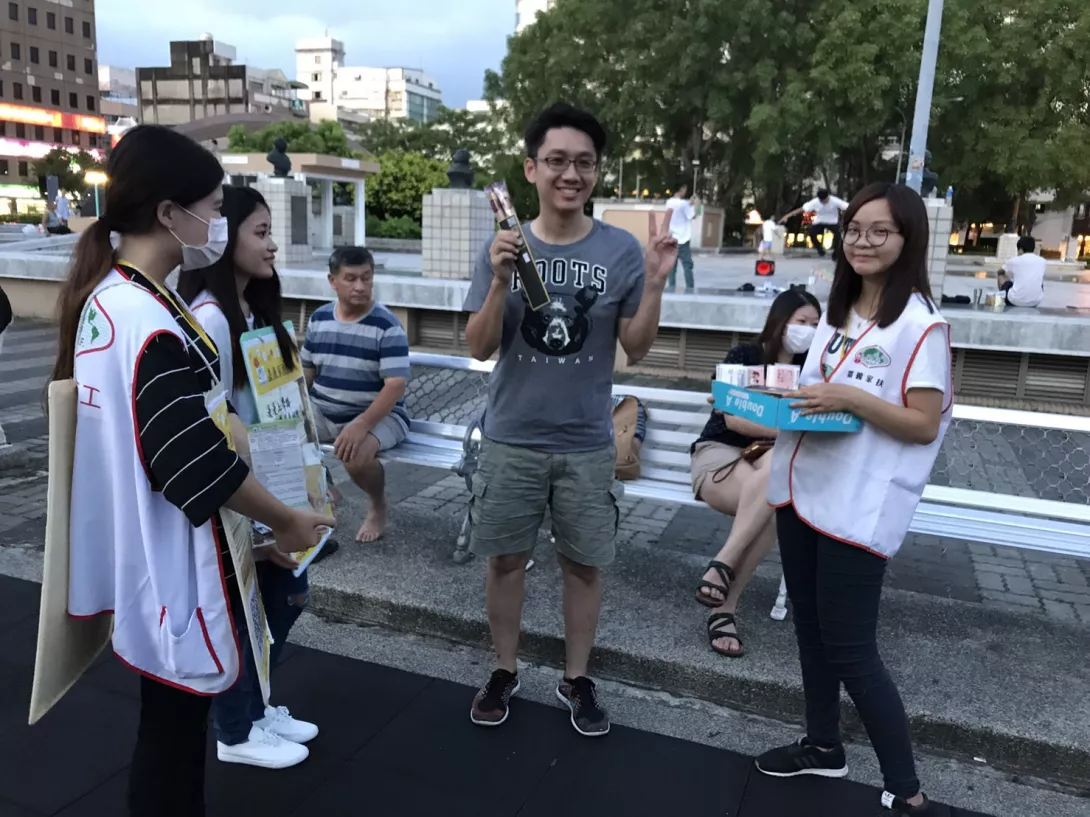 學生上街義賣蛋捲,民眾熱情響應(資料照)