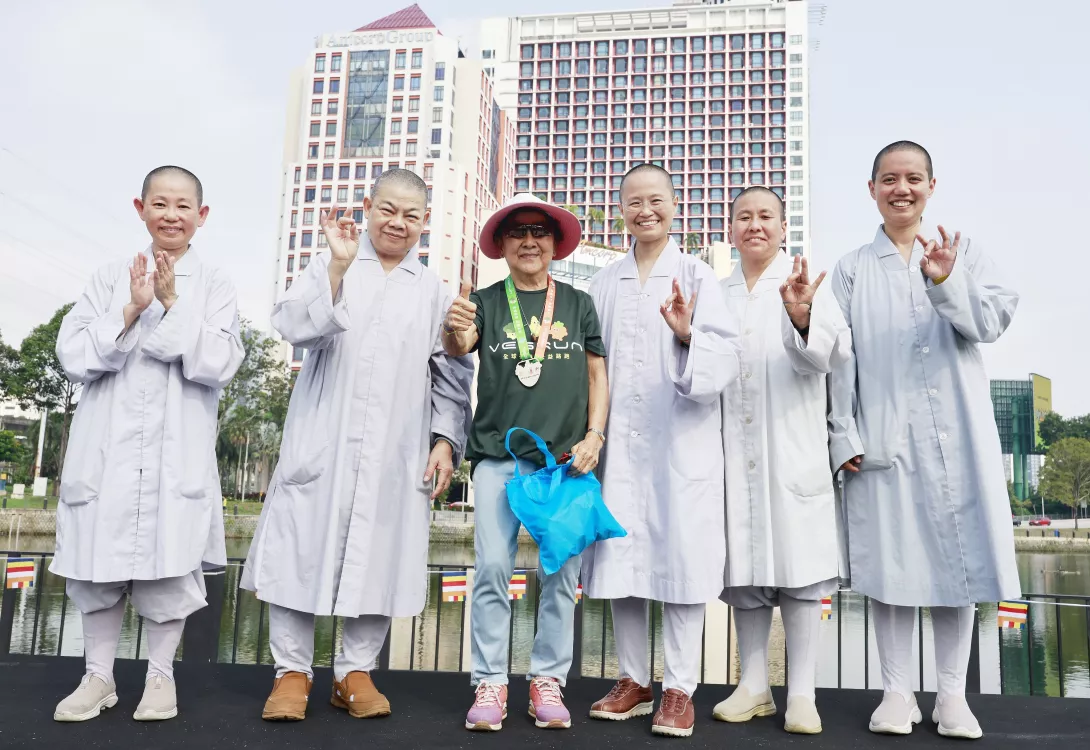 左起知平法師、永益法師、蕭莉莉、妙開法師、有月法師及知頌法師