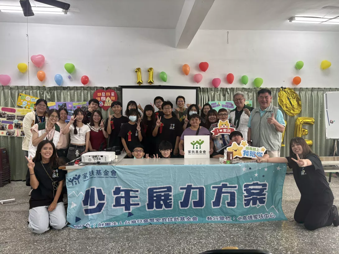 成果發表會結束,成員與來賓家長大合照 (2)