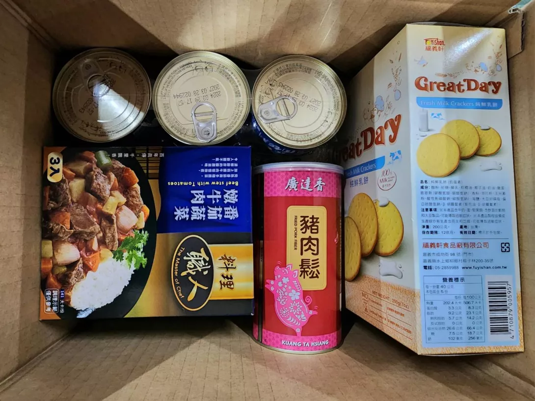 每一箱食物箱內皆精心配置可即食或簡單加熱的食品,足以支應一家人數日的基本所需,不只是物資援助,更是一份溫暖的陪伴與關懷。