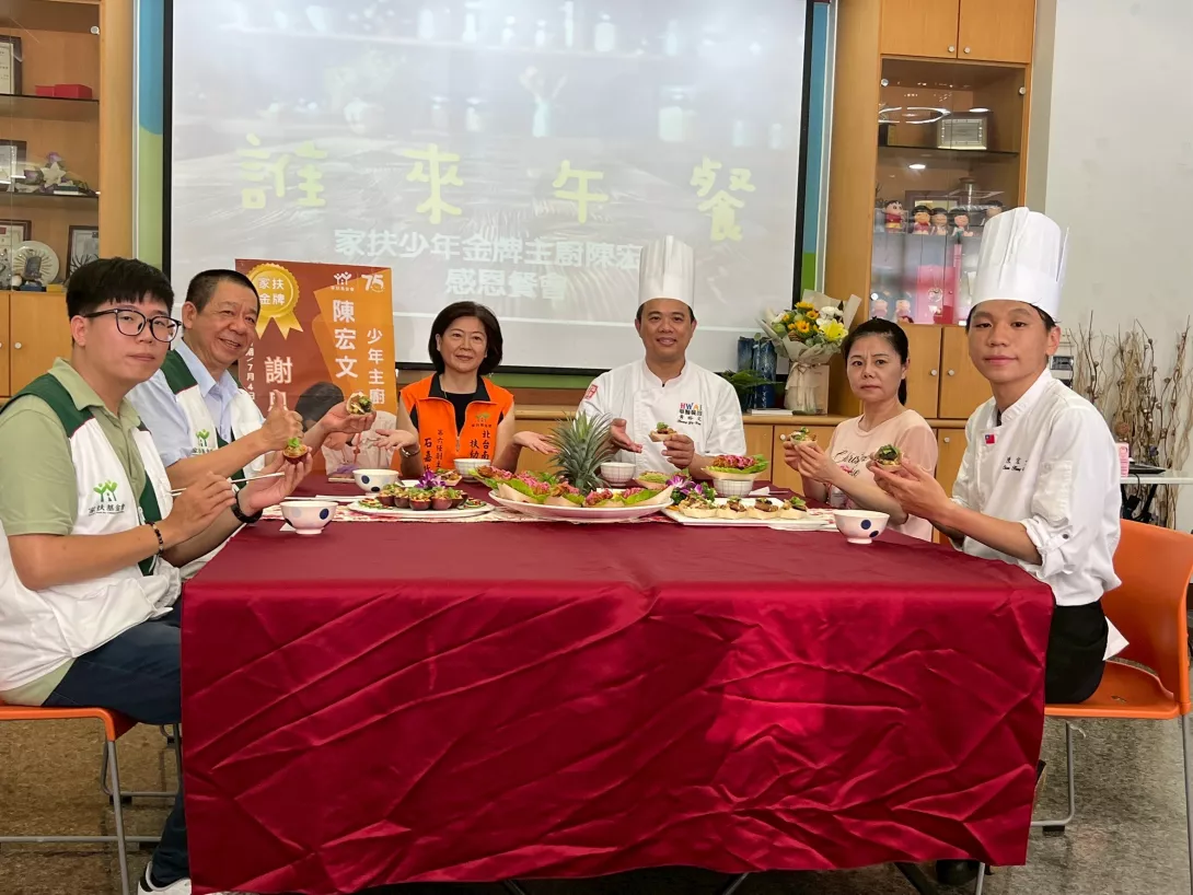照片3-家扶少年金牌主廚陳宏文(右1)感恩餐會