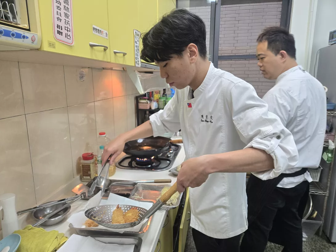 照片5-陳宏文和恩師黃裕文聯手製做菜餚,用料理向一路支持他成長的母親、家扶社工以及一路幫他追求夢想達成理想的恩人們,致上最誠摯的謝意