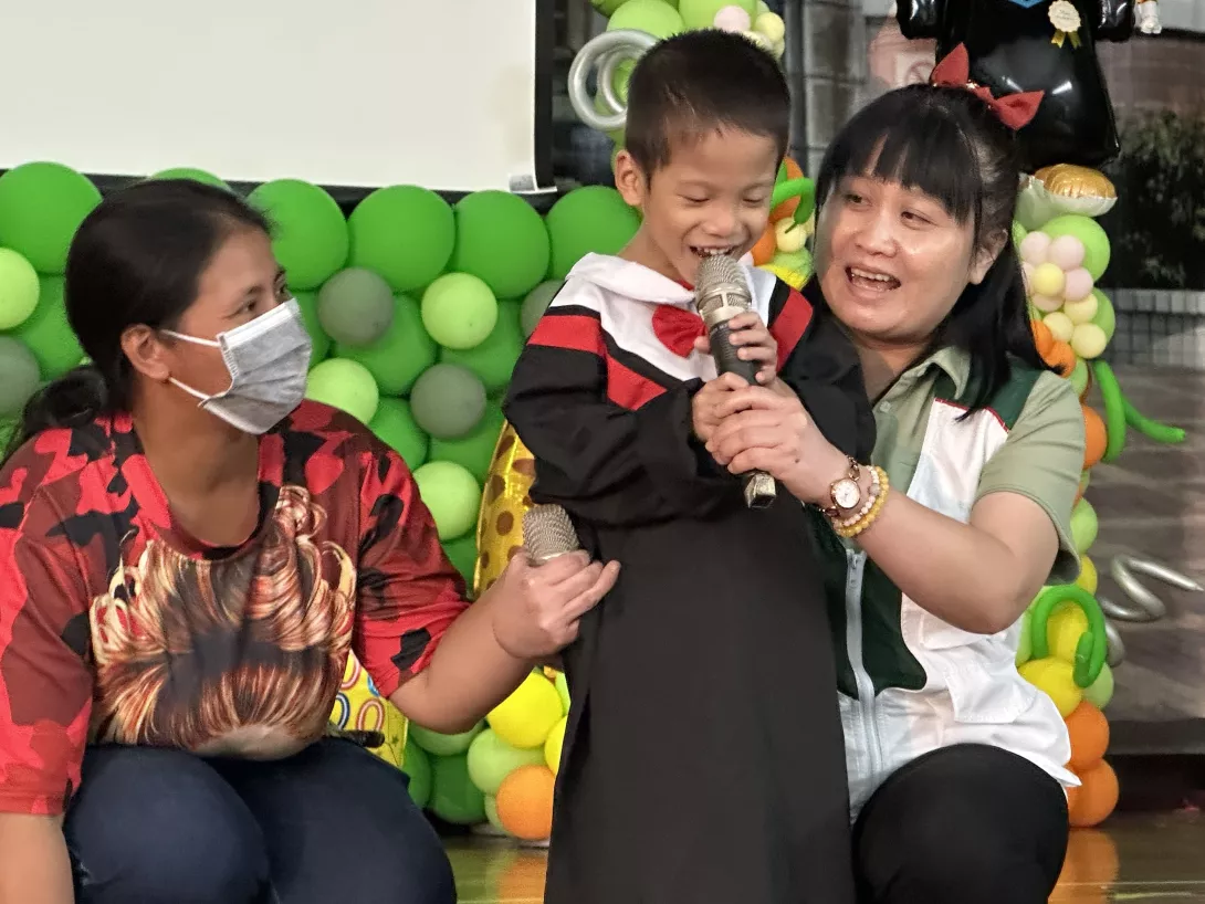 站上舞台的慢飛天使畢業代表,用滿滿的勇氣與感恩,向一路支持的師長與家長致敬_0