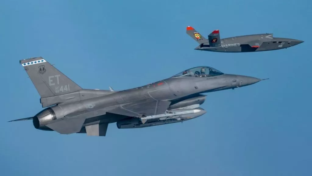 美國空軍F-16戰機與XQ-58A「女武神」(Valkyrie)無人機試飛