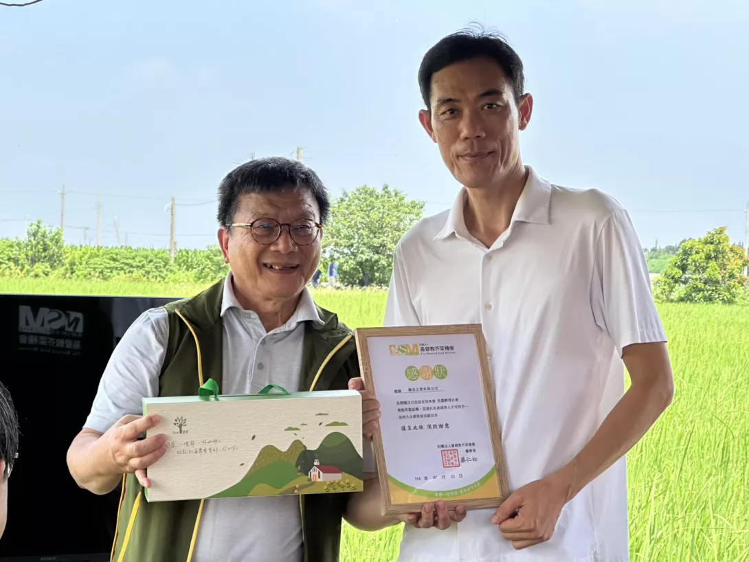 芥菜種會執行長李肇家(左)致贈感謝狀及習得茶禮盒予聯采企業有限公司執行長余國靖(右),感謝其長期支持,攜手幫助受助者建立自立能力。(芥菜種會提供)