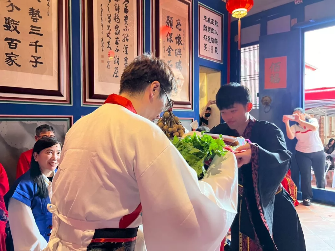 朝陽科大保險金融管理系EMBA新生依循古禮舉行拜師儀式,象徵學習之誠與傳承之志,意義深遠。