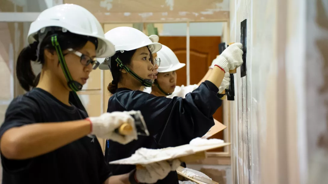 工作坊學員在中臺灣影視基地操作一比一實景搭建,體驗電影美術運作,成果豐碩。