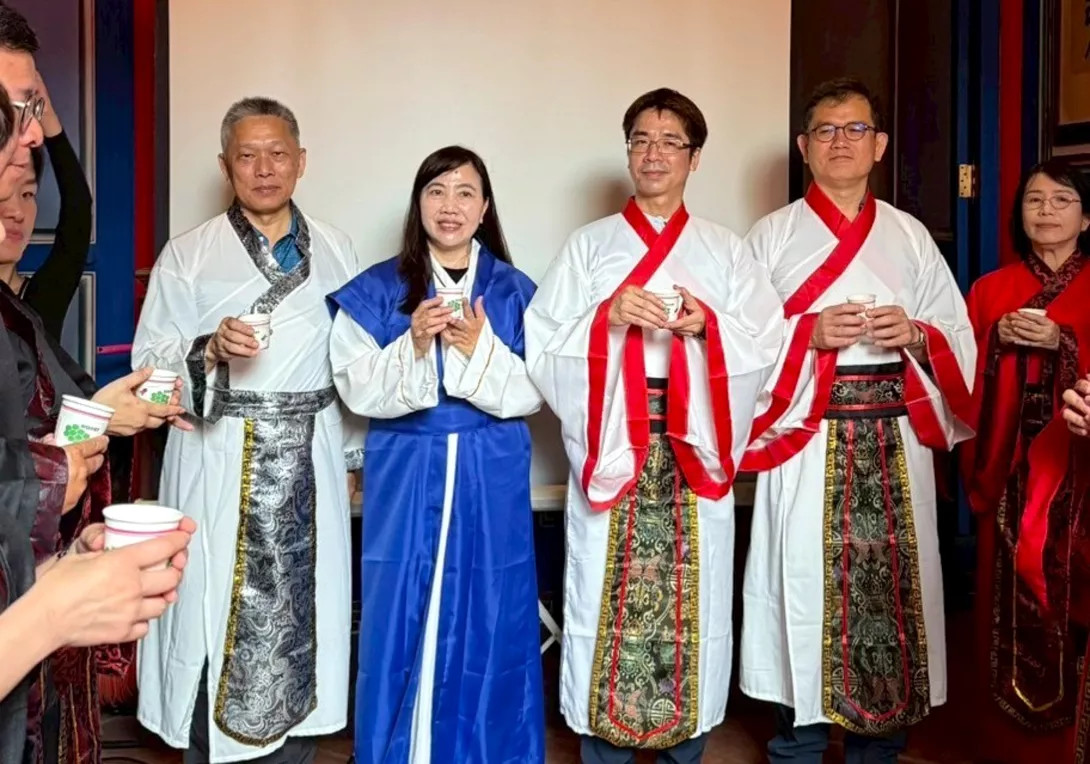 管理學院師長歡迎保金系EMBA新生加入朝陽大家庭,未來交流共學,提升理財專業與職涯競爭力。