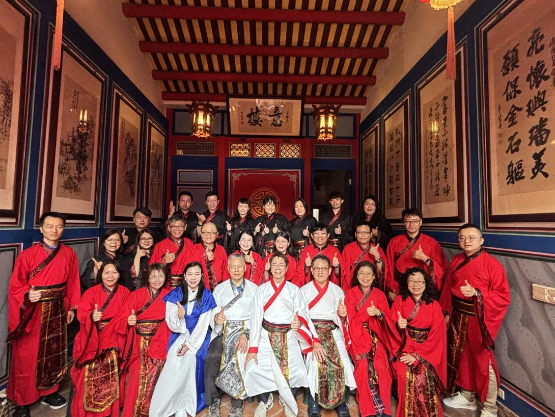 朝陽保金系EMBA迎新盛典圓滿完成,師生及系友在已有200年歷史的鹿港古蹟-意樓合影。