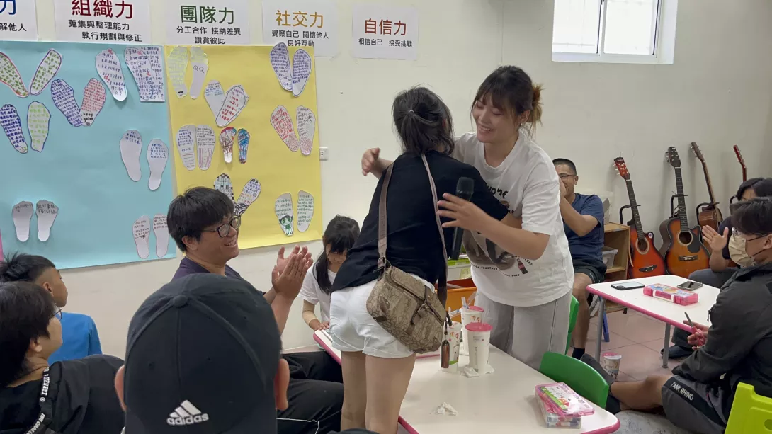 11.自立青年與家友會成員在彼此生命的交織與共鳴中相互擁抱,傳遞溫暖與感動