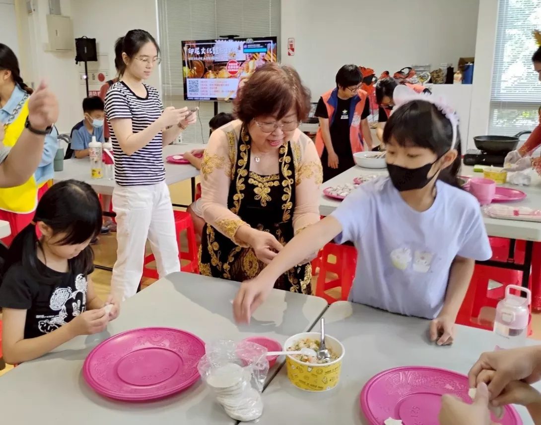 4.廖春紅老師教大家製作印尼點心