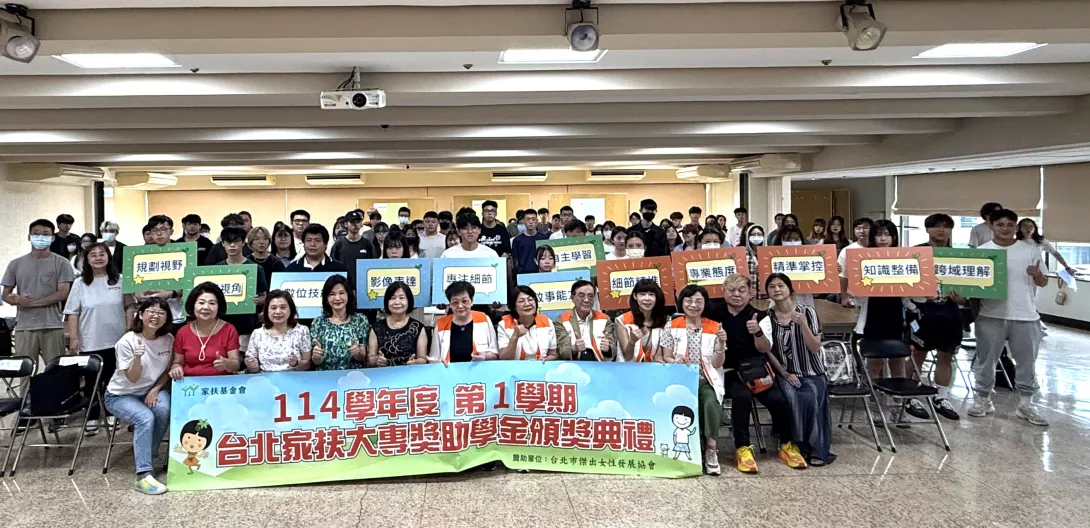 全體大專生與貴賓們合照1