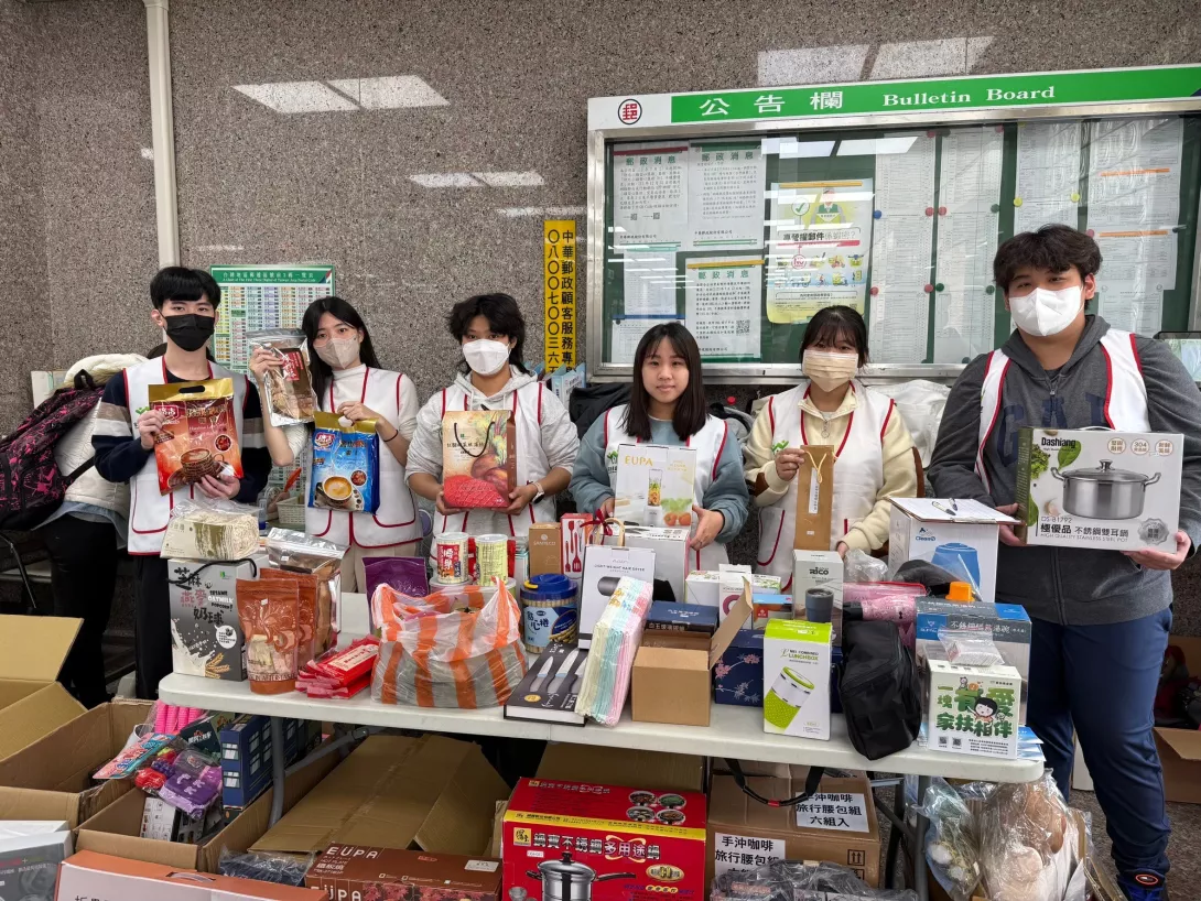 家扶學子自助人助參與特賣會,為自己點亮希望改變無窮未來
