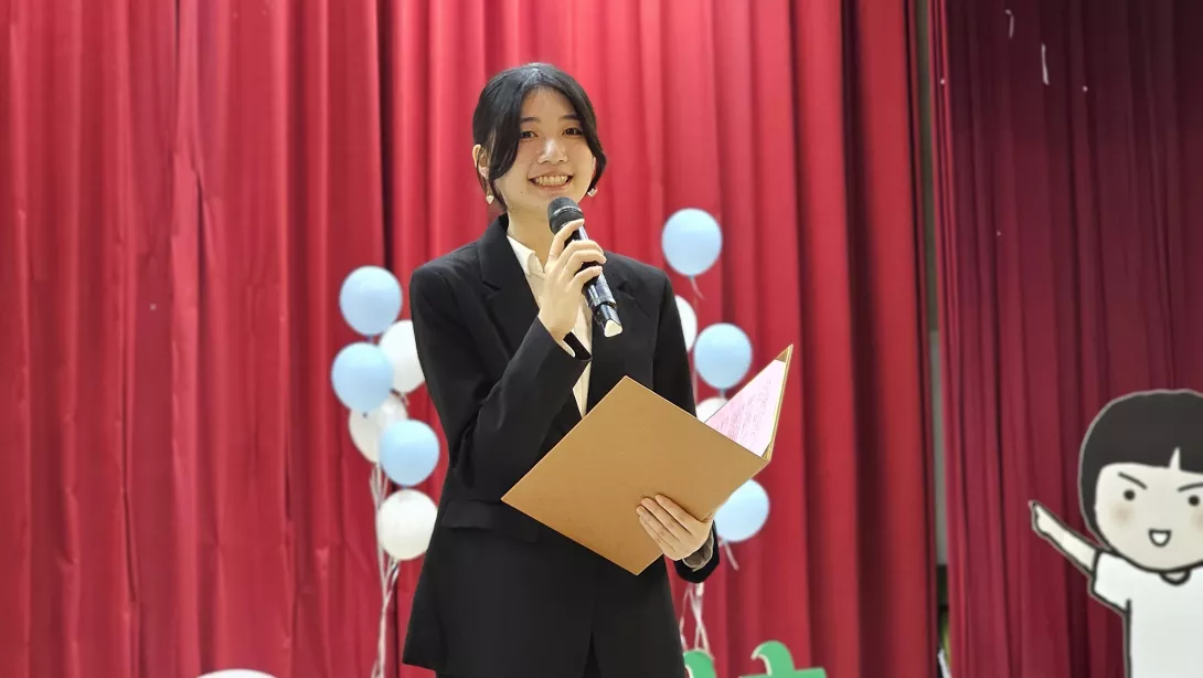 受惠學生代表-小芸上台致謝,分享自己的家庭與求學之路,並感謝家扶及助學人的支持,讓更多孩子看到了希望。 (1)