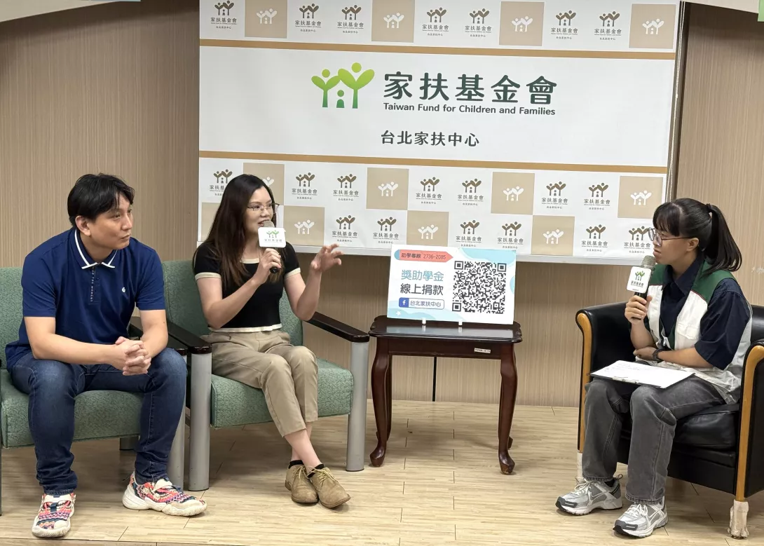 台灣敏捷協會理事葉承宇(左1)與「工作配」股份有限公司創辦人邱彥霖(左2),從學界與人力資源角度分享
