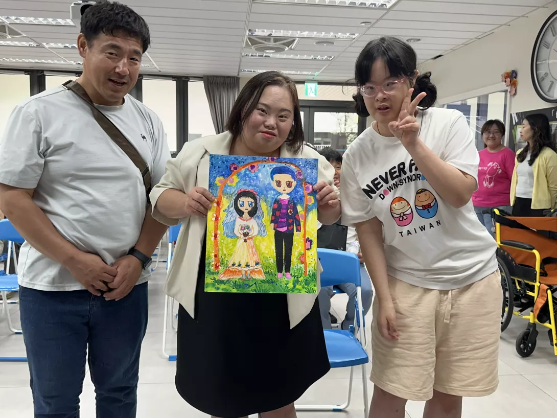 唐寶寶獻上親筆畫作,祝福鄭恩惠夫婦新婚幸福